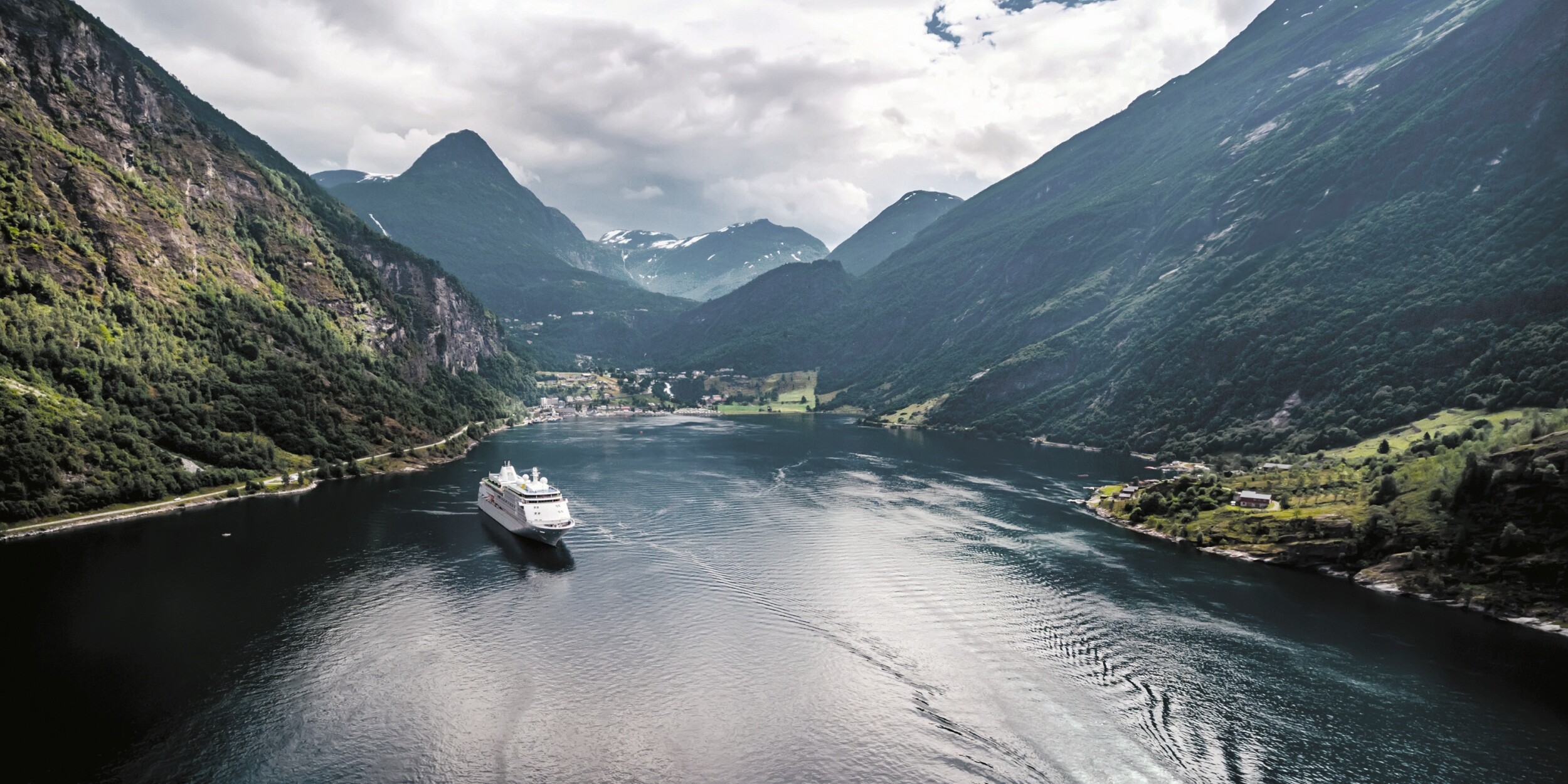 Kreuzfahrtschiff im norwegischem Fjord