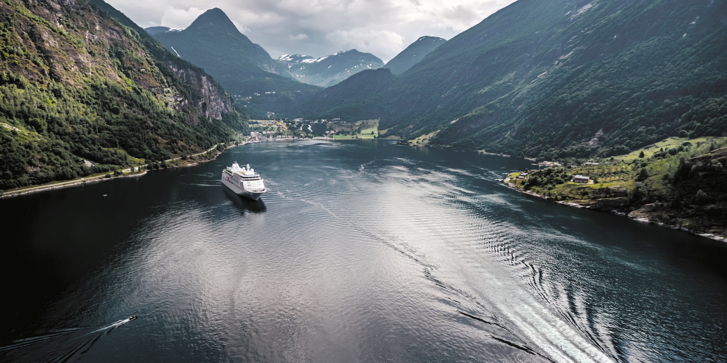 Marine Kreuzfahrtschiff in Norwegischen Fjord