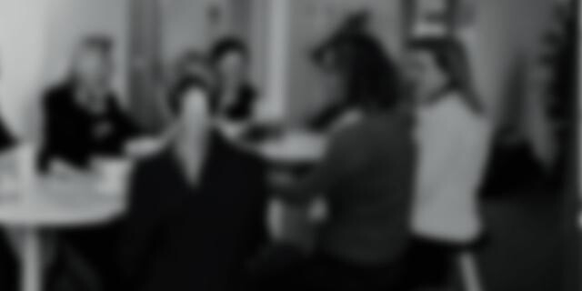 verwischtes schwarz-weiß Bild mit angedeuteten Menschen verwischtes schwarz-weiß Bild mit angedeuteten Menschen