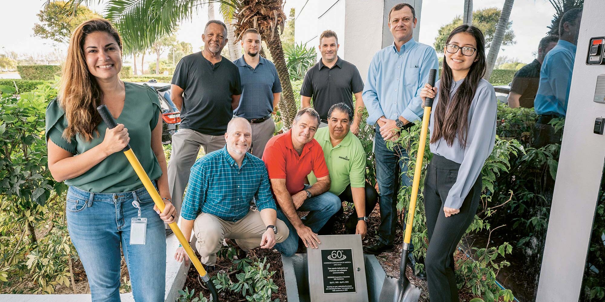 HCA-Mitarbeitende vor dem Hauptgebäude in Pompano Beach HCA-Mitarbeitende vor dem Hauptgebäude in Pompano Beach
