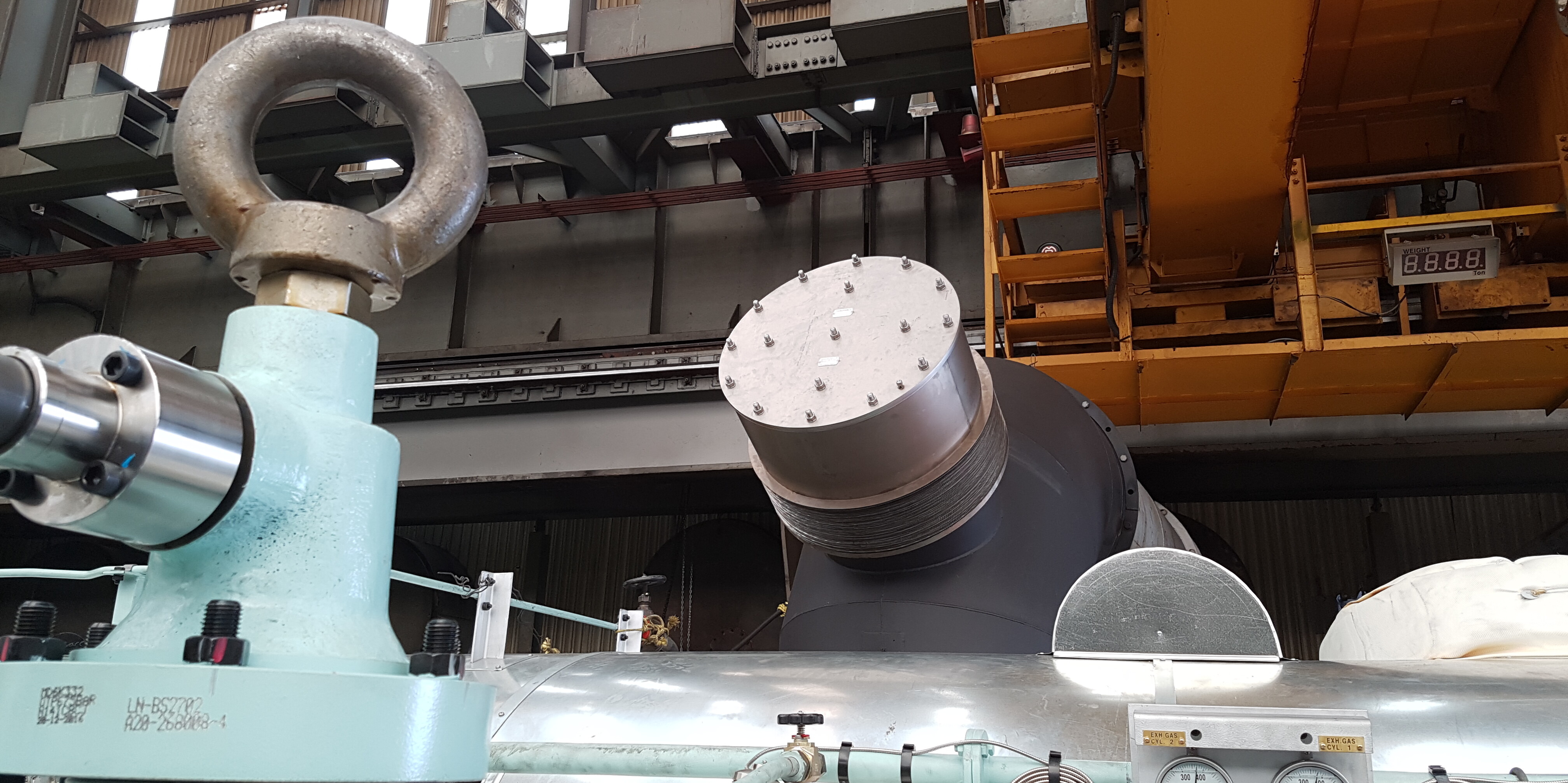Fabrikhalle von Innen mit Maschine in Nahaufnahme Fabrikhalle von Innen mit Maschine in Nahaufnahme