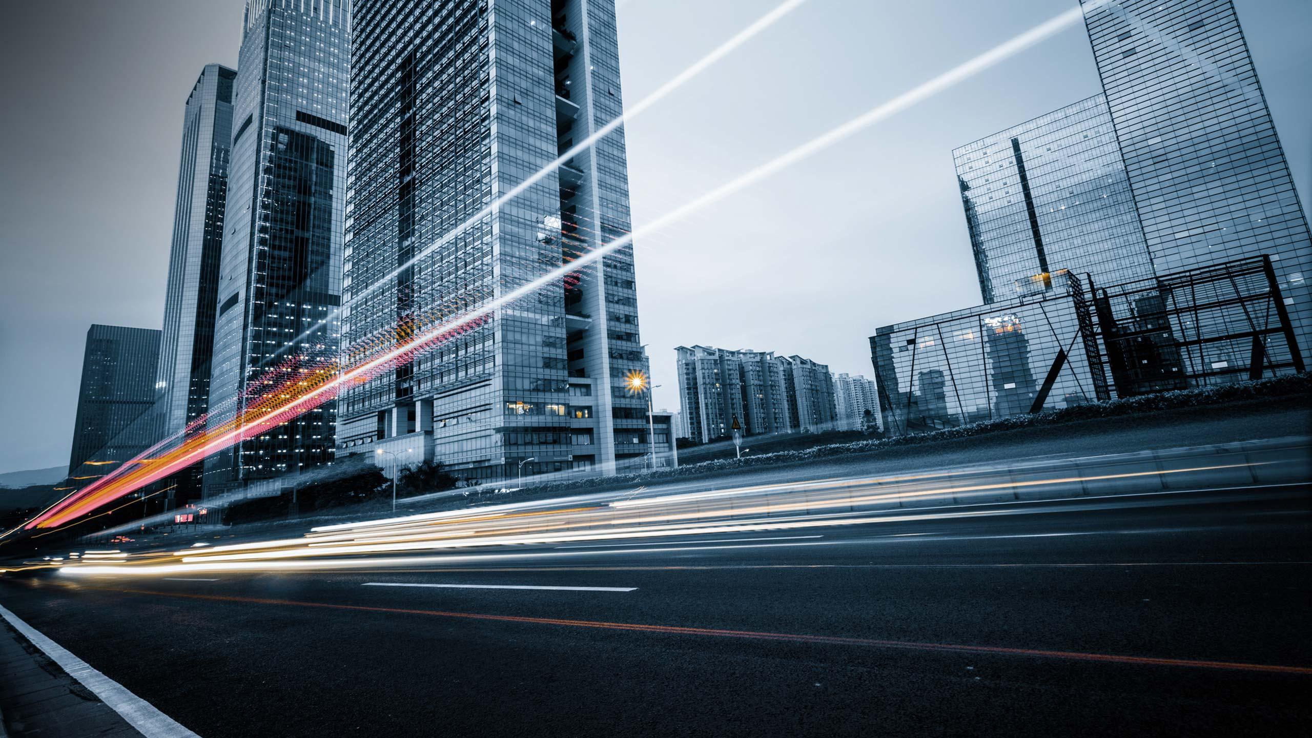Lichtstrahl auf Straße mit Hochäusern Lichtstrahl auf Straße mit Hochäusern